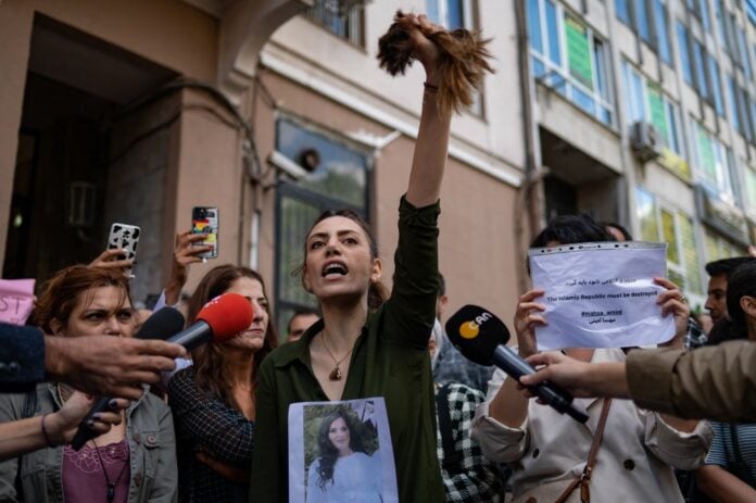 Woman Cuts Hair At İstanbul Protest For Iran's Amini - Turkish Minute