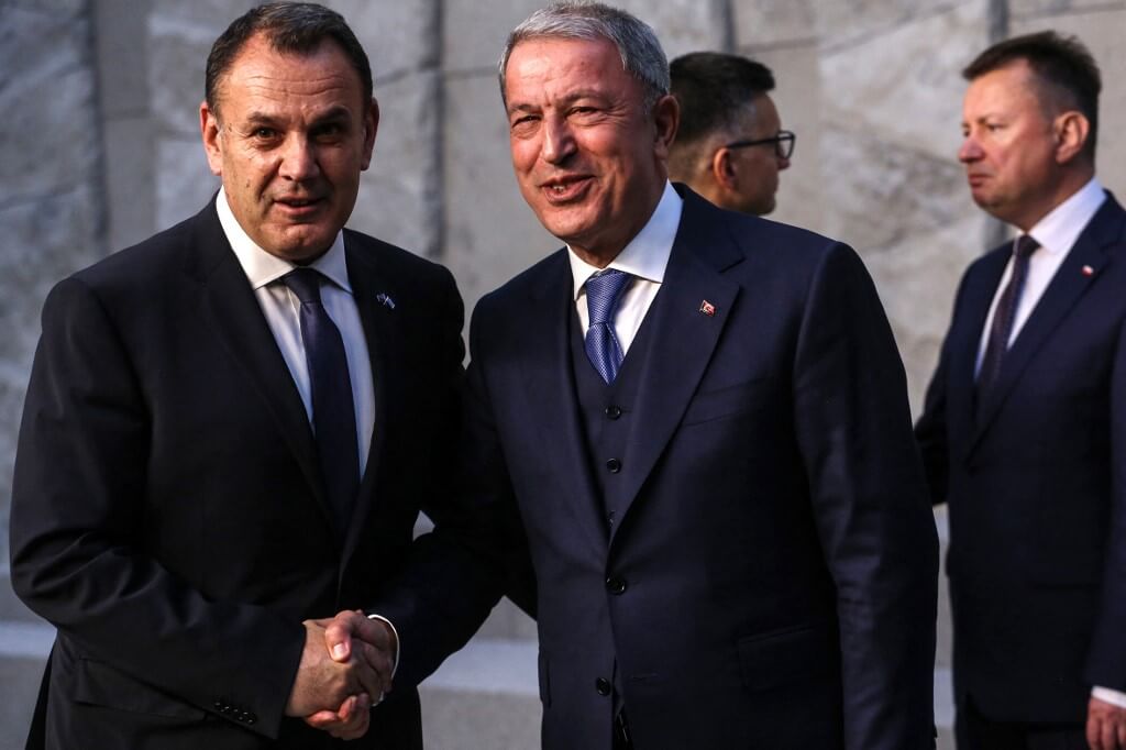 Greek Defense Minister Nikolaos Panagiotopoulos (L) and Turkey's Defense Minister Hulusi Akar
