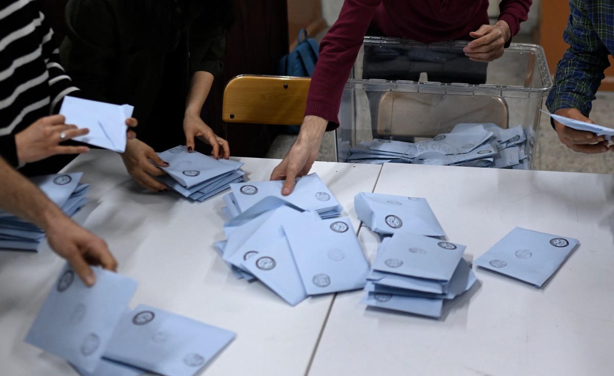 Turkey’s main opposition party plans to force early elections amid continuing crackdown