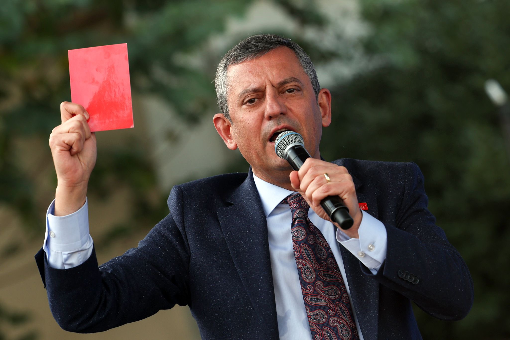 Symbolic protest touted by main opposition leader draws ridicule, indignation