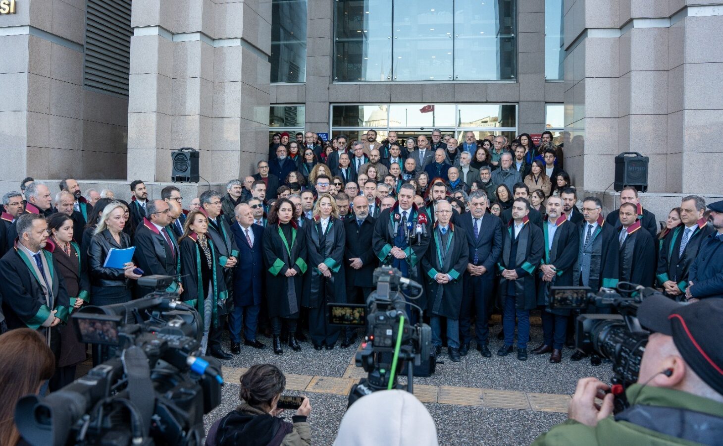 Prosecutors seek prison sentences on terrorism charges in İstanbul bar officials’ trial