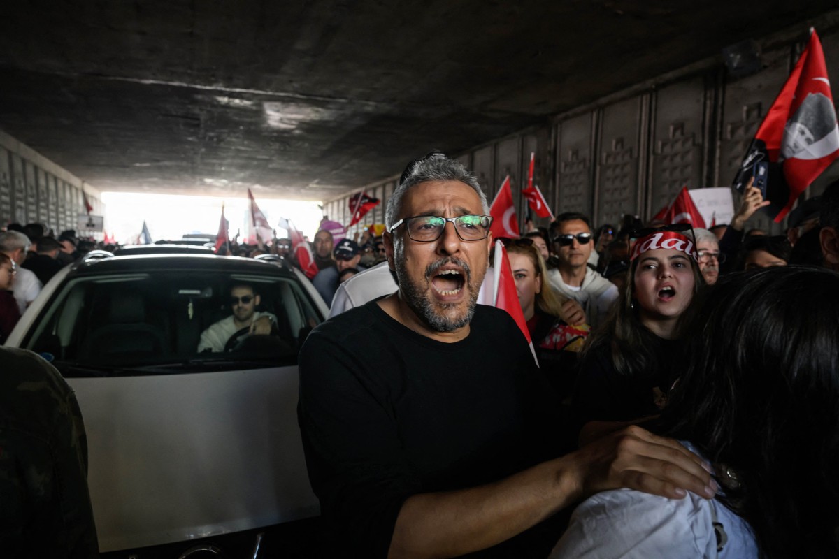 Protesters risk clash with gov’t loyalists: Erdoğan ally