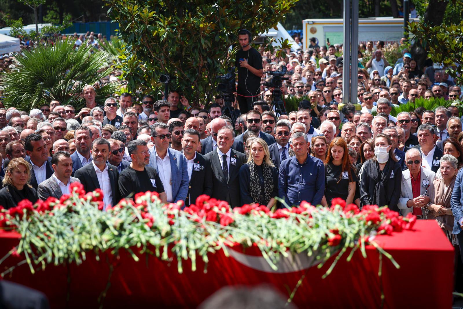 Thousands mourn Turkish mayor at emotional funeral following fatal electrical shock