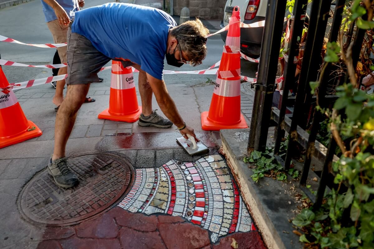 French artist adds color to Ankara’s cracked pavements