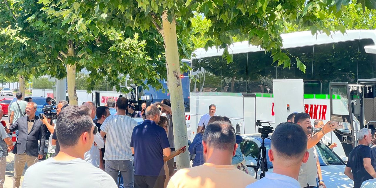 Delegation leaves Diyarbakır for PKK’s symbolic laying-down-of-arms ceremony in Iraq