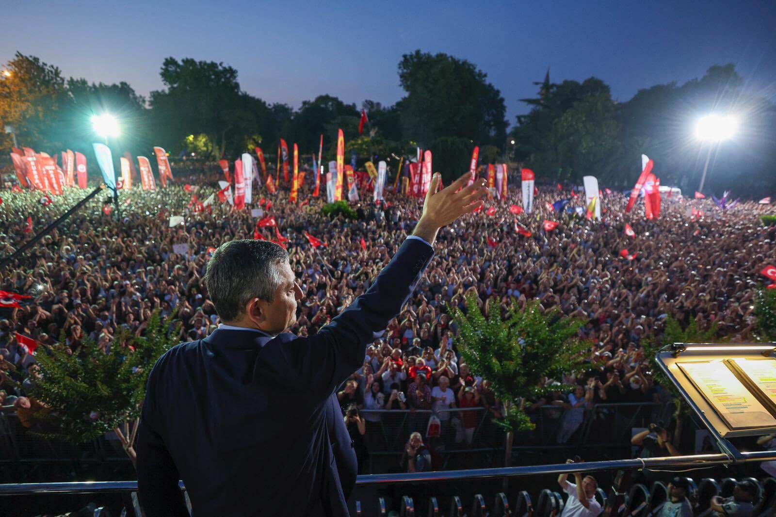 Thousands rally in İstanbul in a show of support for the opposition