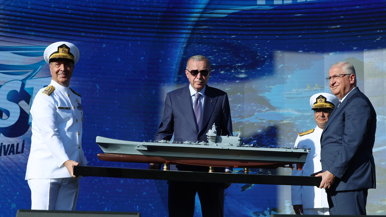 Admiral, defense minister carrying model warship during Erdoğan speech attracts ridicule, criticism