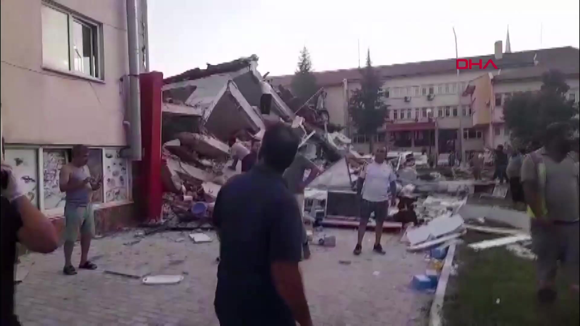 [UPDATE] 1 killed, dozens injured as earthquake hits western Turkey