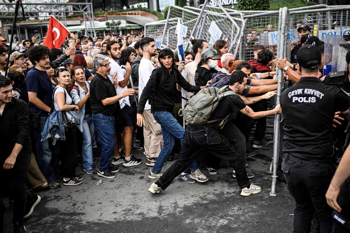 Main opposition closes İstanbul office after trustee appointment sparks clashes