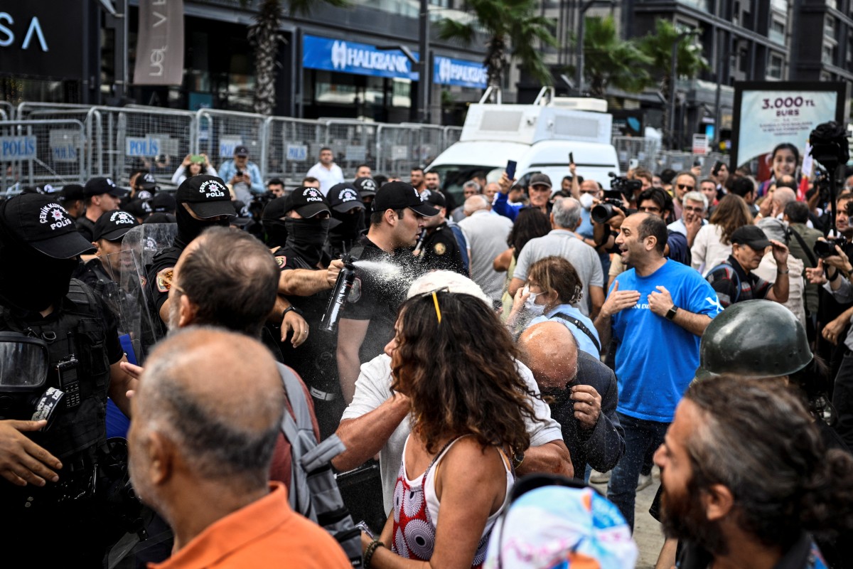 Police fire tear gas at protesters outside main opposition’s İstanbul office amid leadership battle