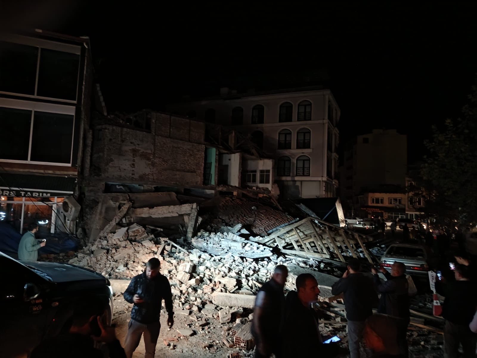 6.1-magnitude earthquake strikes western Turkey, felt in İstanbul and İzmir