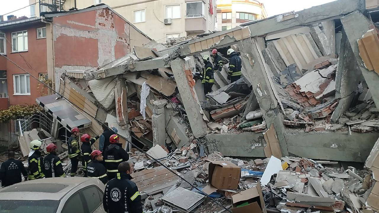 [UPDATE] Family of 5 trapped under rubble after building collapses near İstanbul; 4 dead