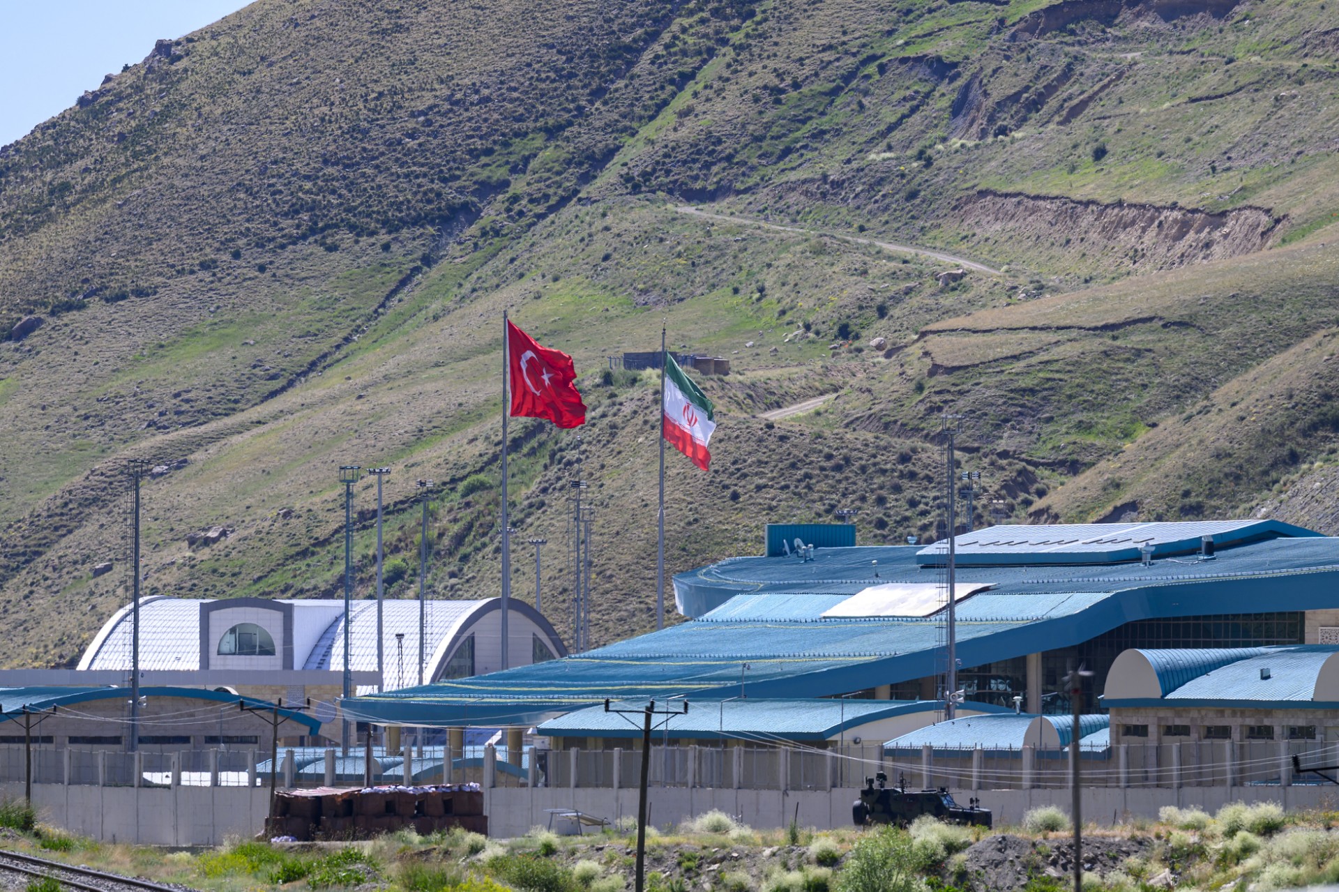 Turkey says day-trip crossings suspended at Iran border
