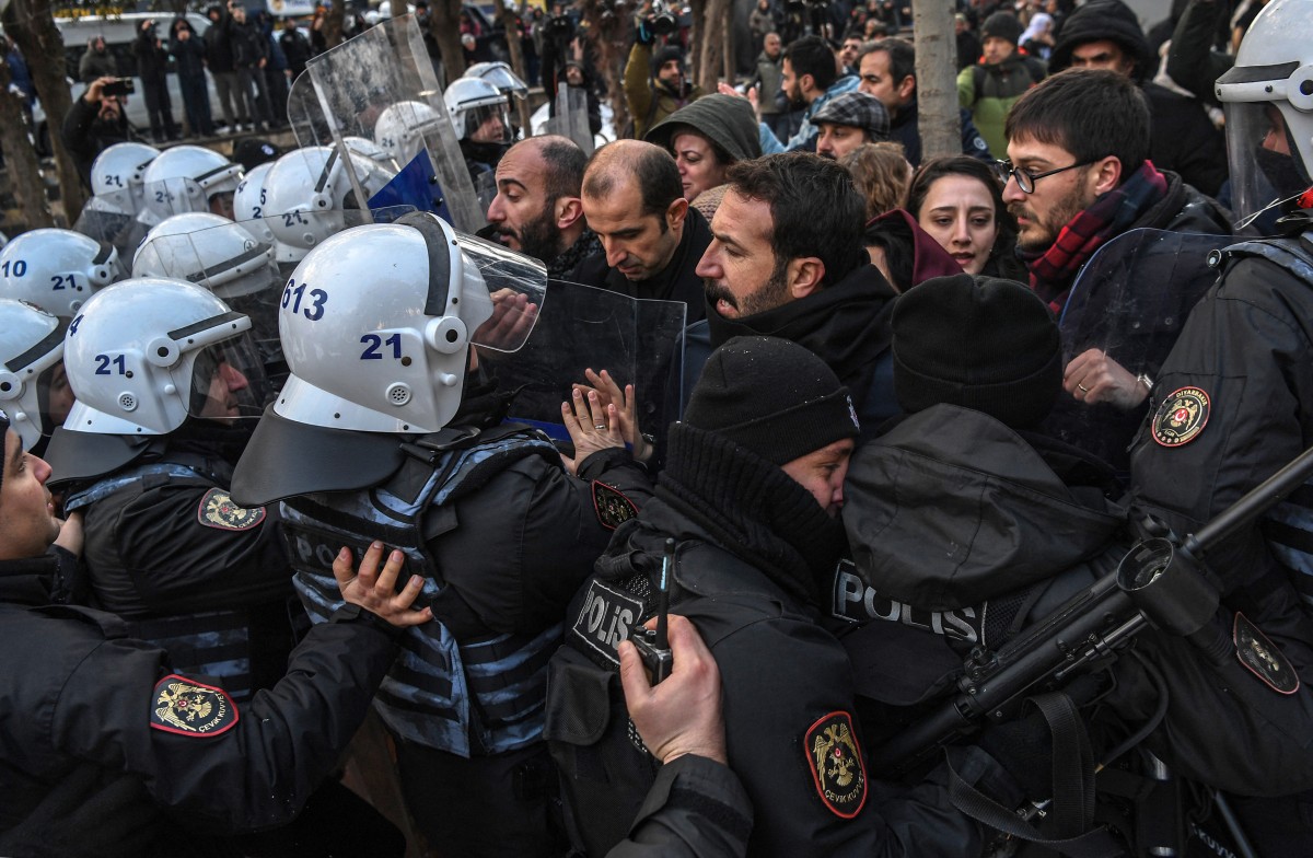 Human rights group reports 118 arrests, 842 detentions during Rojava protests in Turkey