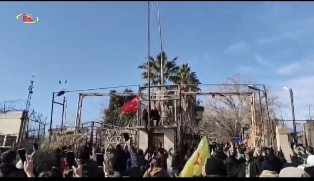 Turkey identifies suspects in removal of national flag at Syrian border, calls it provocation