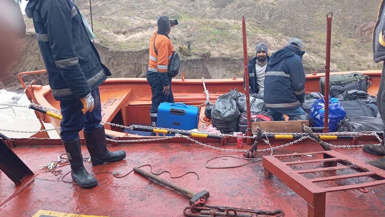 Turkish-owned freighter runs aground near Kerch Strait, crew evacuated