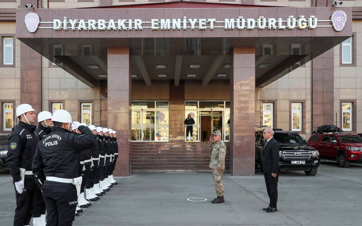 Attack attempt outside Diyarbakır police headquarters leaves no casualties; 13 detained
