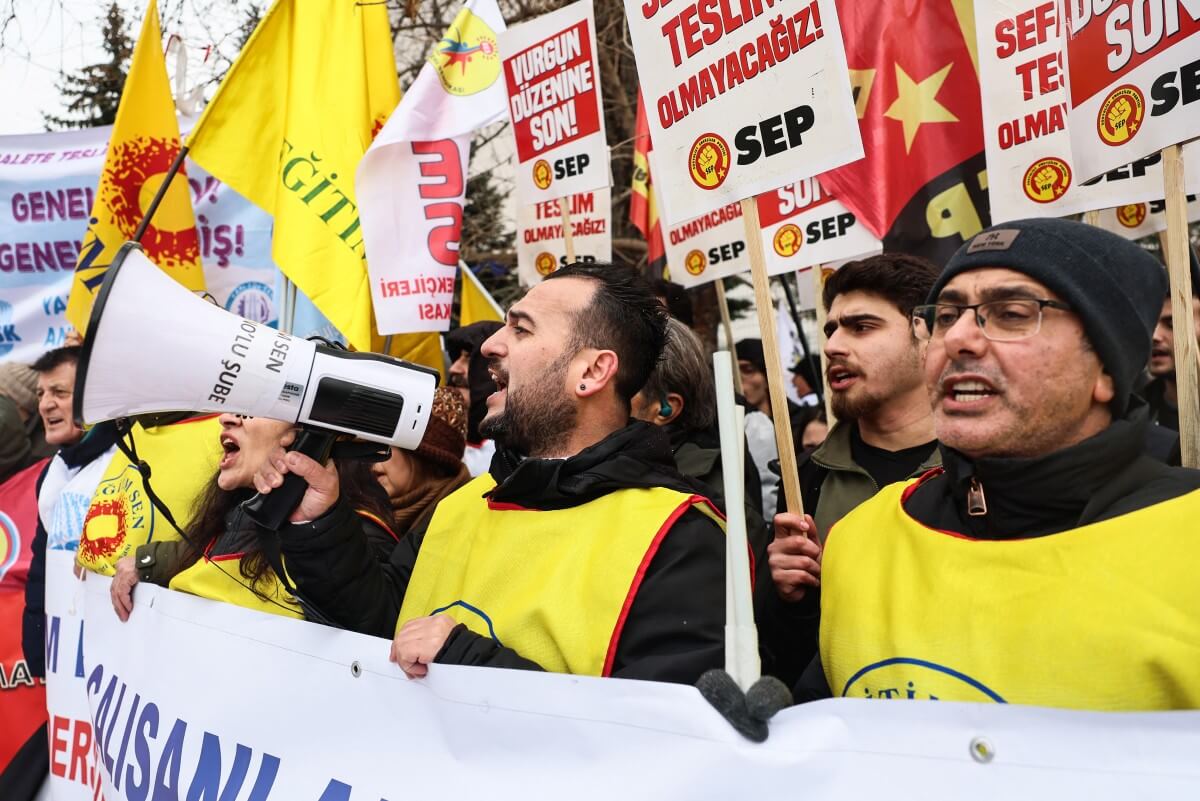 ‘We can’t make ends meet’: Civil servants protest low pay in Ankara