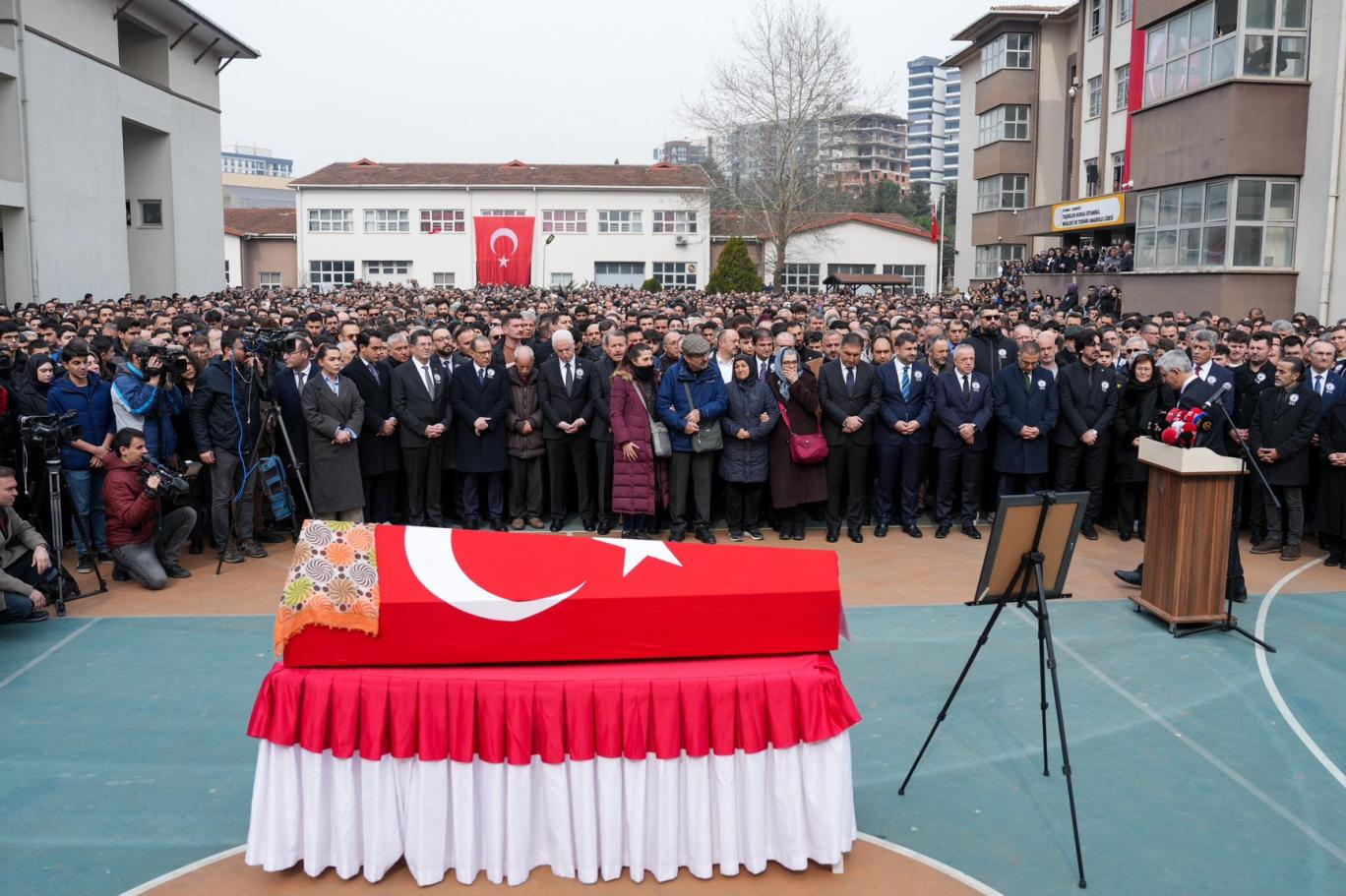Teachers strike, unions demand resignation after fatal school stabbing in İstanbul