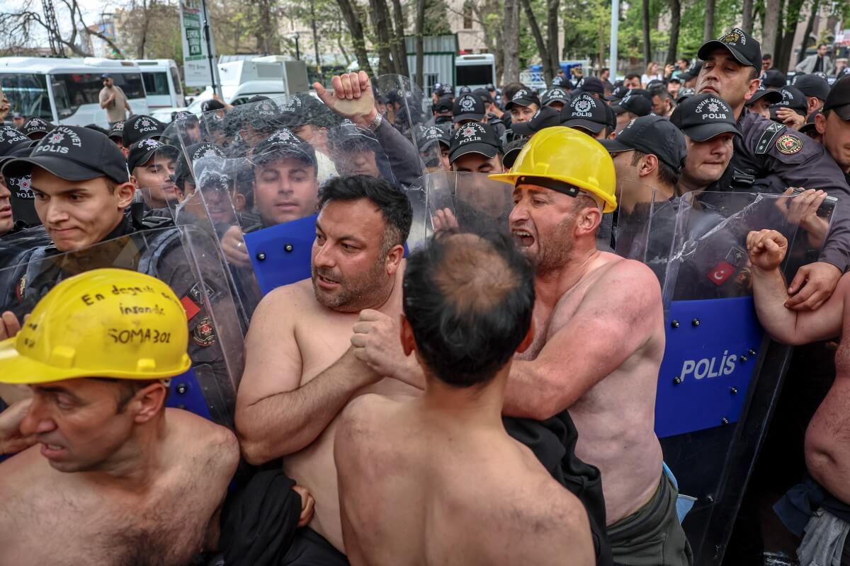 Police crack down on miners on hunger strike in Ankara, detain union leaders