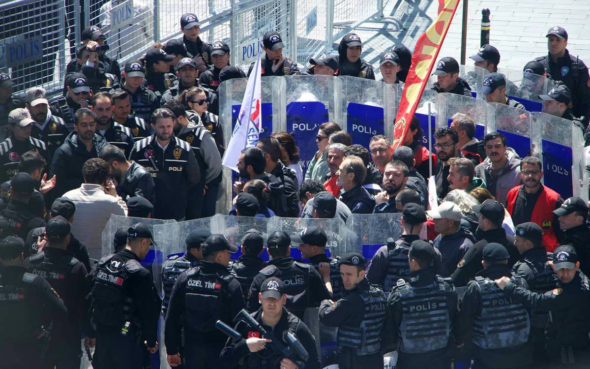 Police block May Day commemoration, detain dozens in İstanbul’s Taksim Square