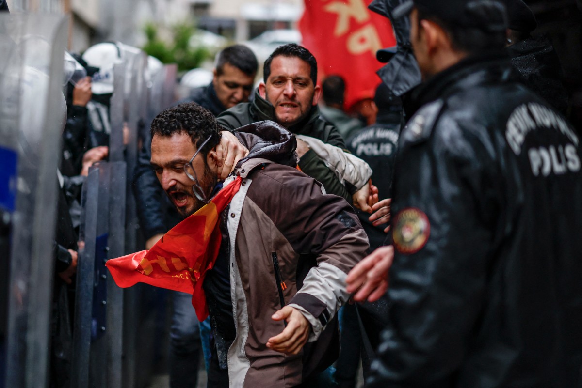 Turkish police fire tear gas, detain hundreds at İstanbul May Day rallies